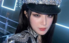 跨性别老师戴巨乳上课